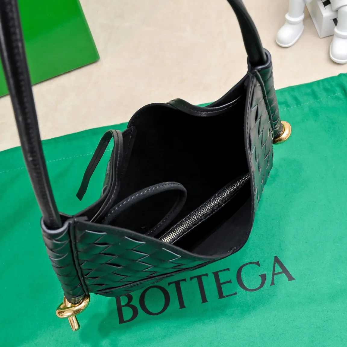 #BottegaVeneta Bottega Veneta Yang Mi's same style Solstice Shoulder Ba's latest bag type also comes with a small bag inside. Very casual style 🔥 High-end, quiet and simple bag from BV show, "Solstice" comes in various colors of dark green, black, ice cream color to present different aesthetics. It is paired with knots made with jewelry-grade craftsmanship. Under the collision of soft leather and metal, it presents a unique sense of high-end. Elegant, casual, unique Style number: 0898 Size: 26*3*30cm